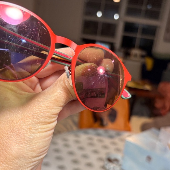 Gucci Red Sunglasses - light scratches and they do not affect visibility - Picture 10 of 11